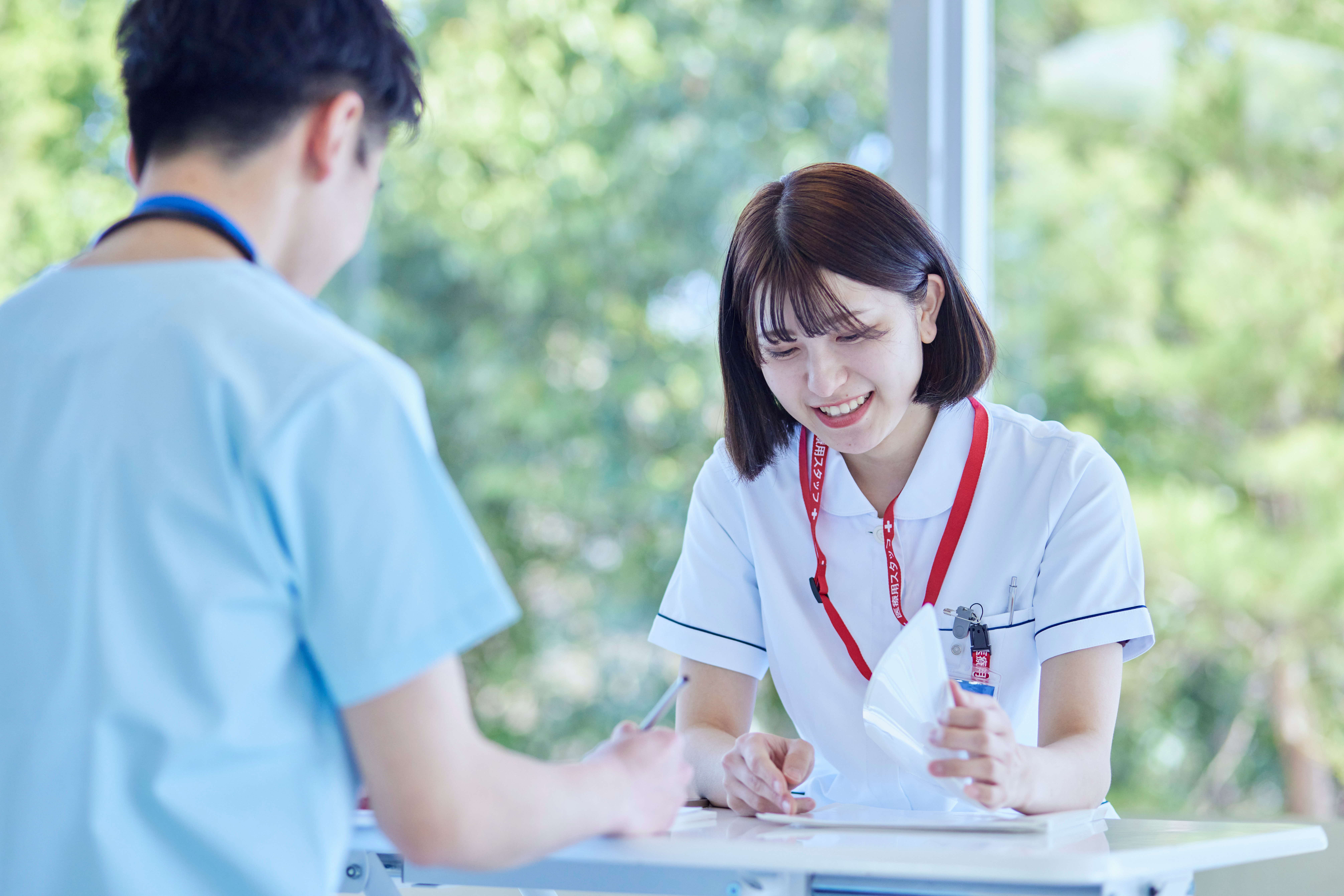 看護師が打ち合わせをする様子
