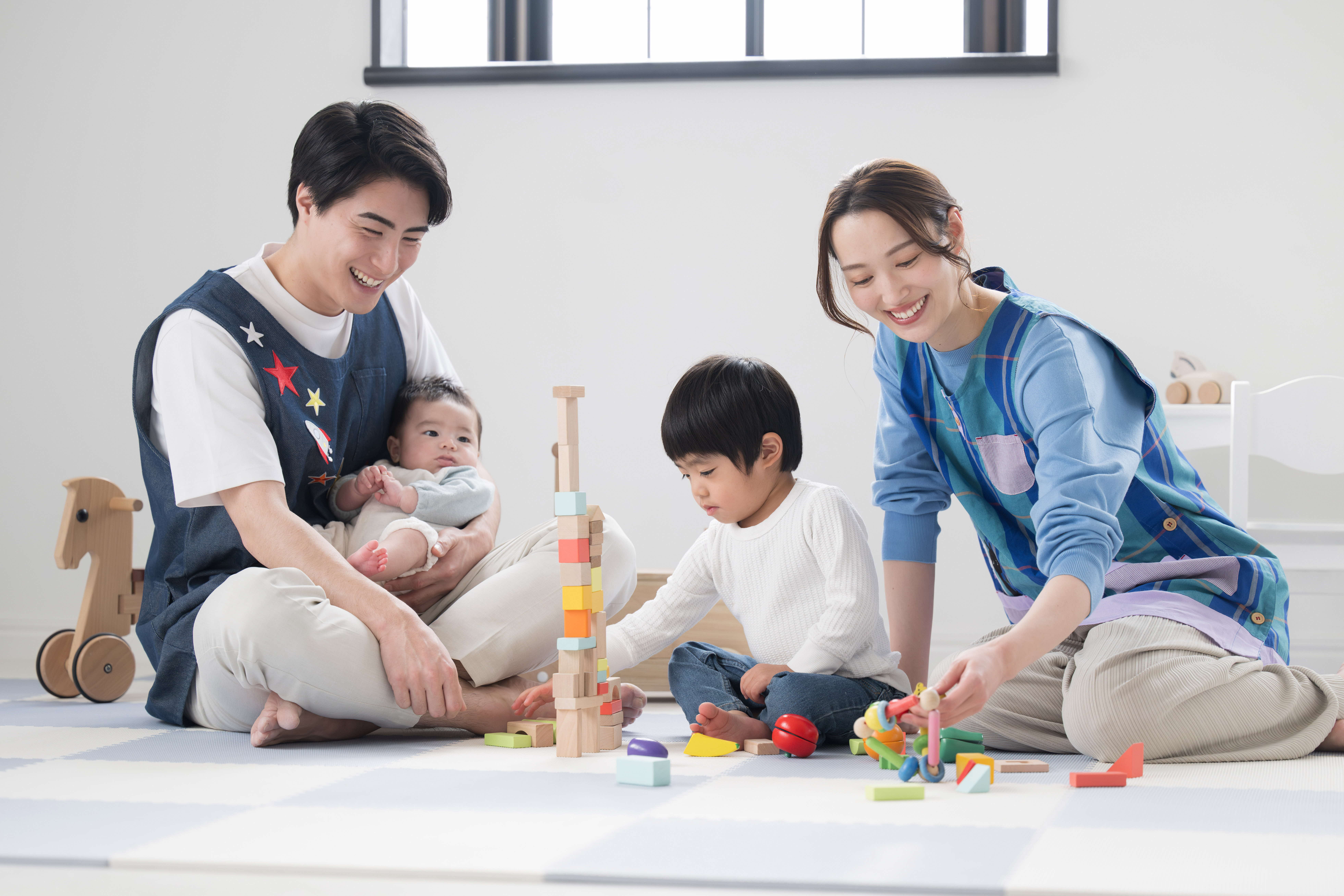 保育士が子どもを見守る様子